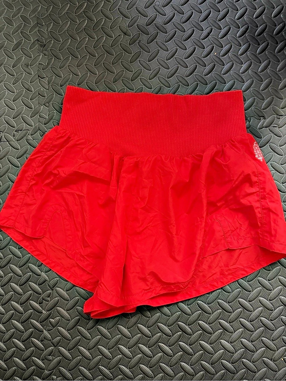 Mountain Hardwear Athletic Shorts in Red Size Medium